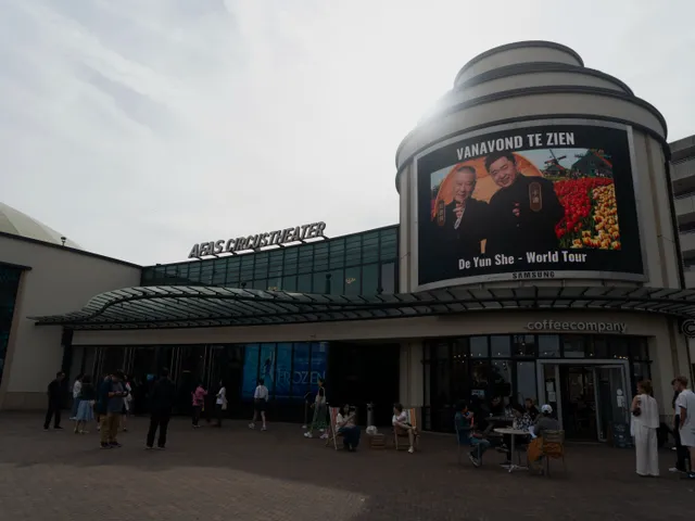 海牙站演出场馆外景，大屏展示德云社巡演海报